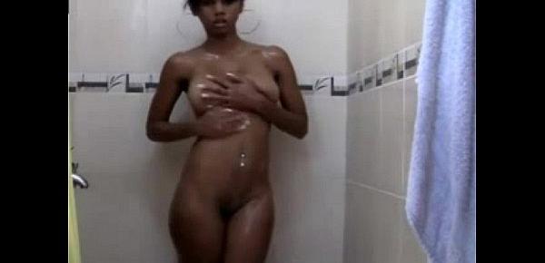 Ebony girl washing that dirty body - camdystop.com